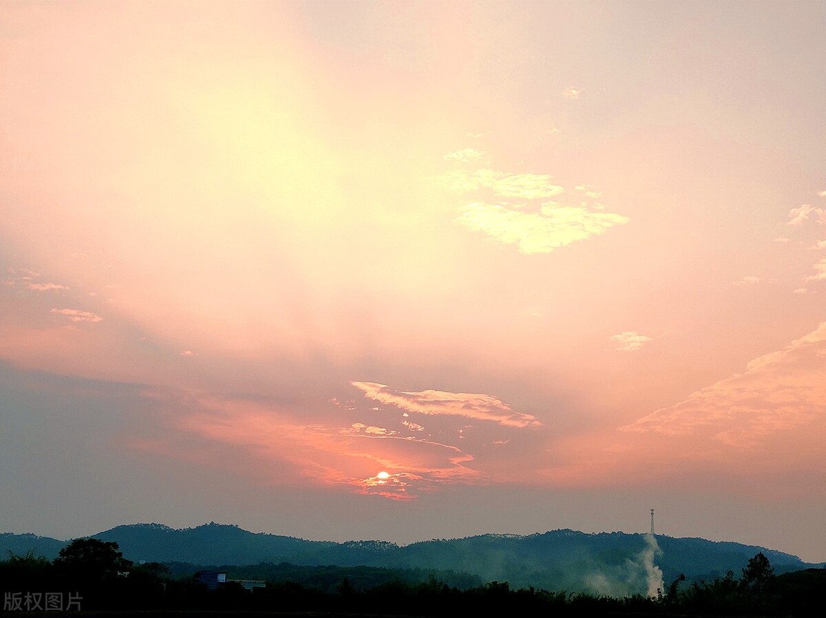 在这个清凉的季节里，我静默独行