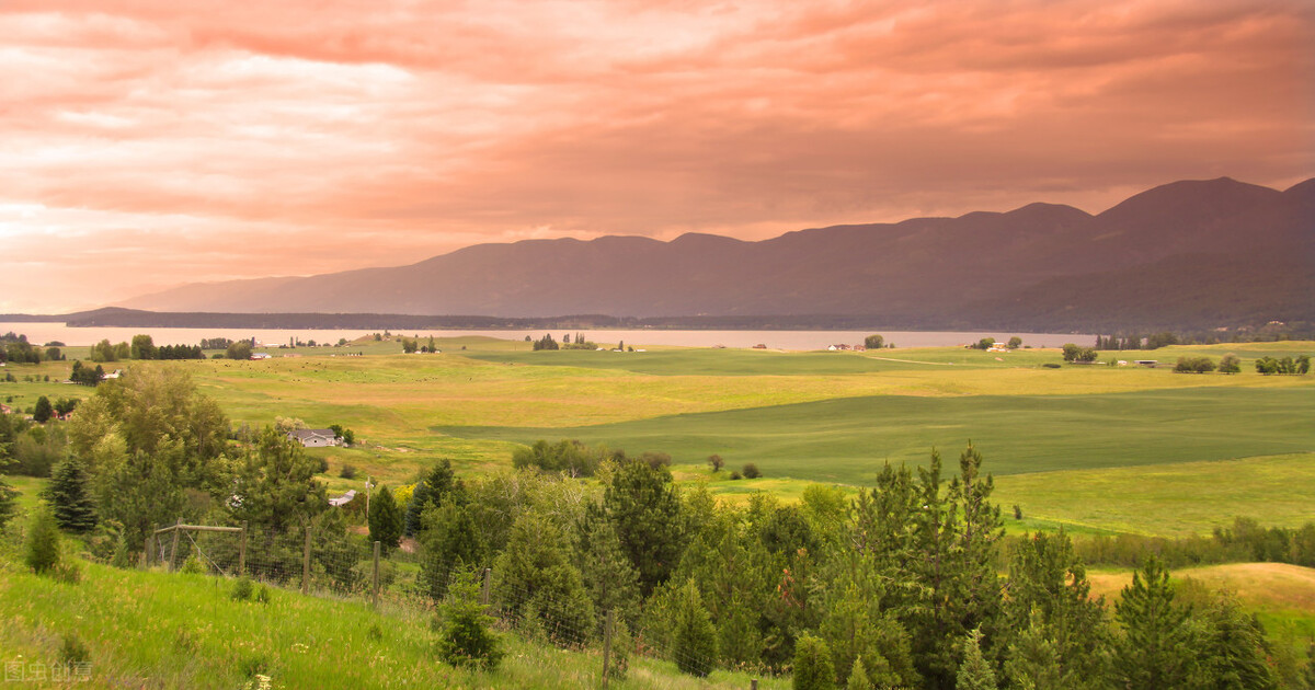 低估自己，高估世界