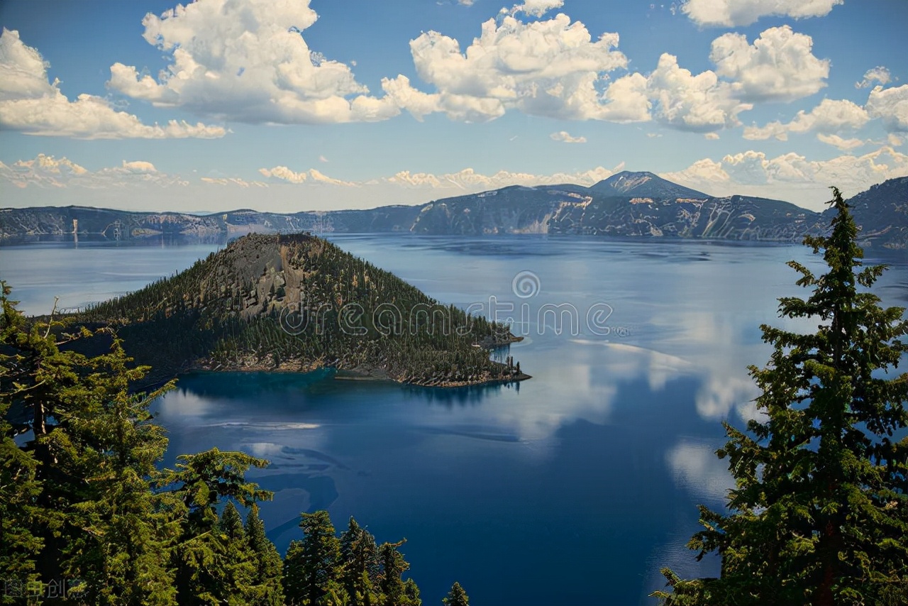 现实与失望都入睡，只剩孤单紧紧相随在一起