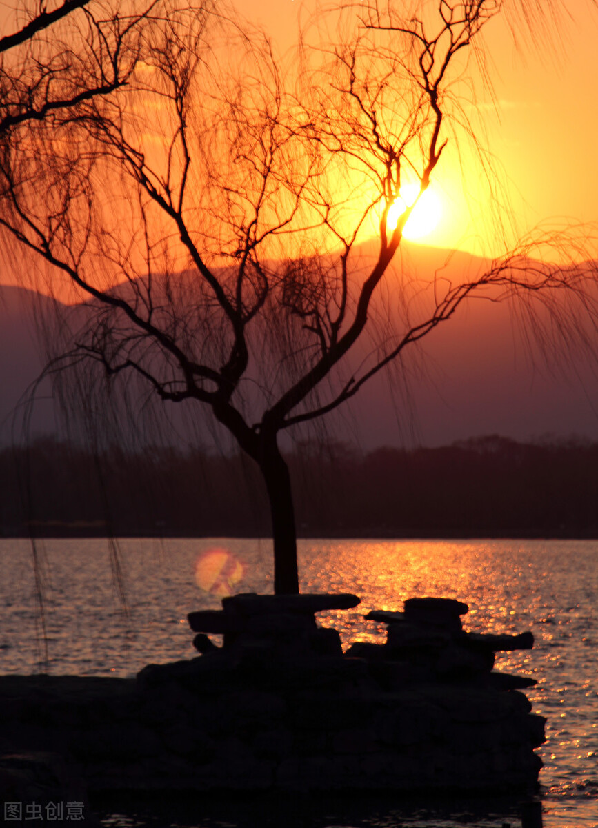 在油纸伞下的江南，我在等你归来