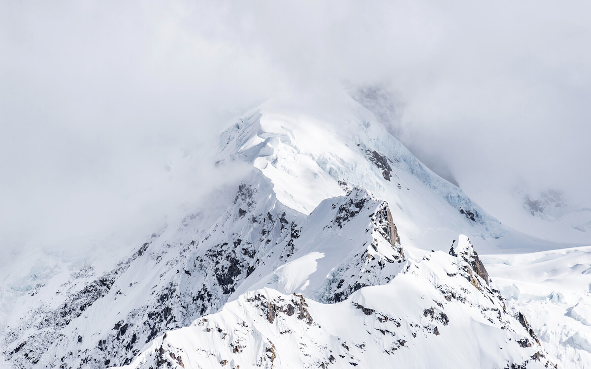 现实与失望都入睡，只剩孤单紧紧相随在一起